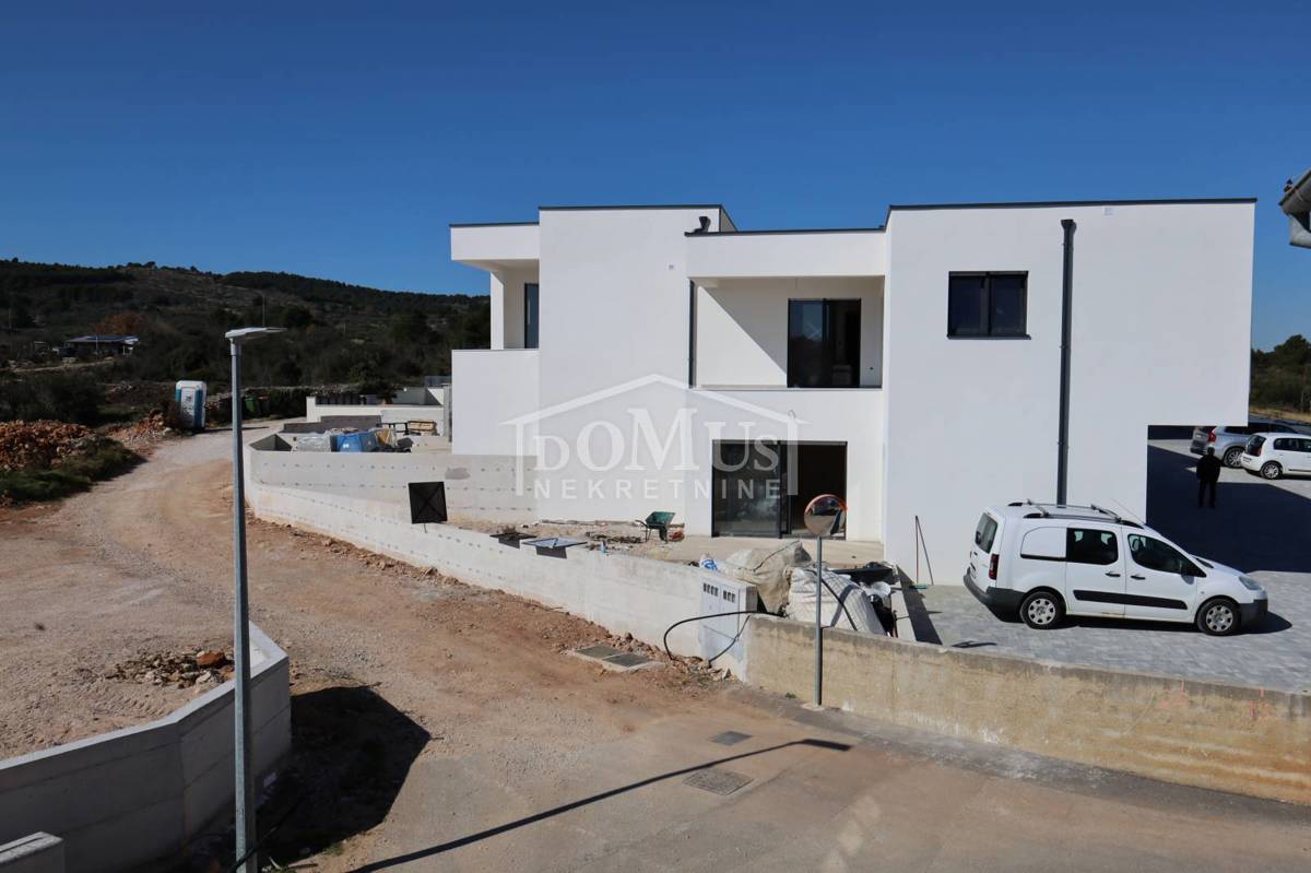 Vodice, novogradnja, komforni 2-sobni stan 91,89m2, terasa, vrt 58m2