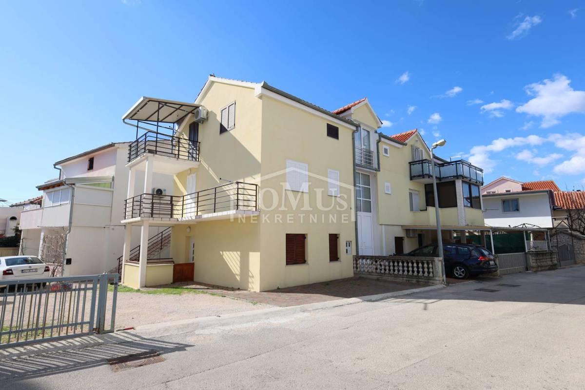 Vodice, 2-sobni apartman 51,49m2, namješten, prizemlje