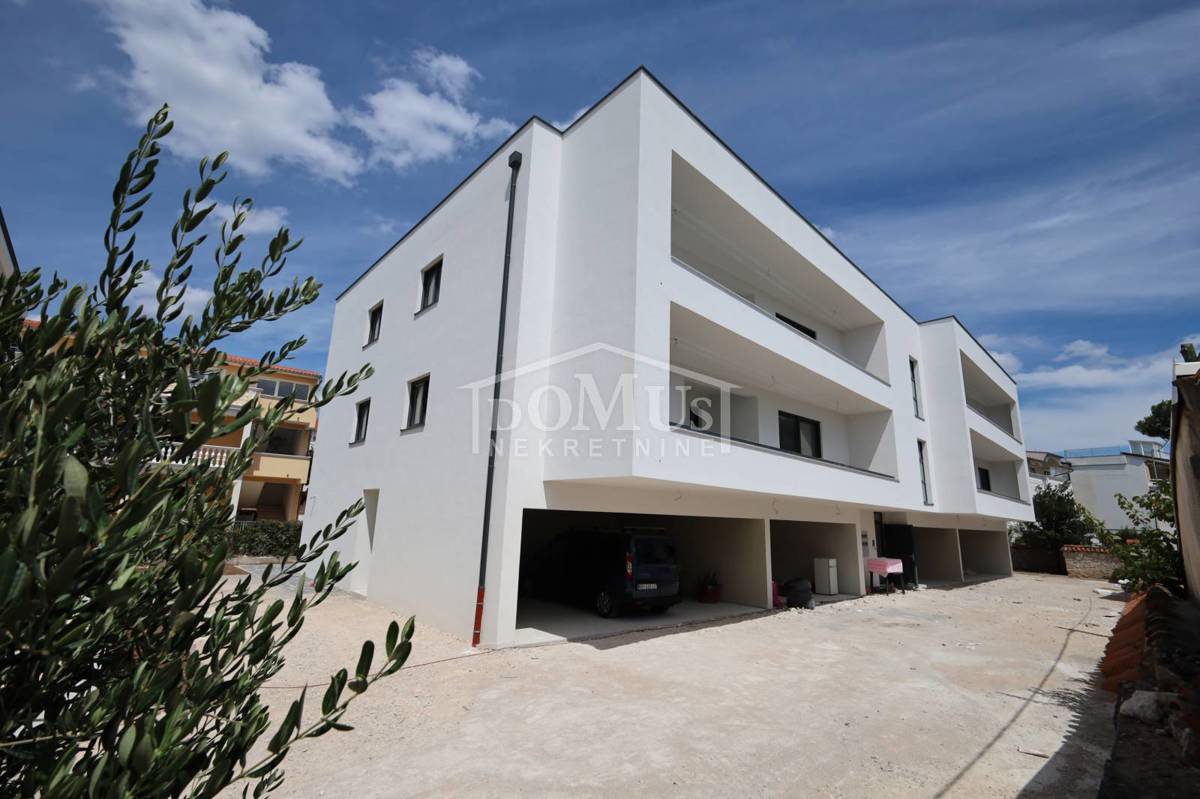 Vodice, izvrsna lokacija, 3-sobni stan 103,07m2 na 2. katu
