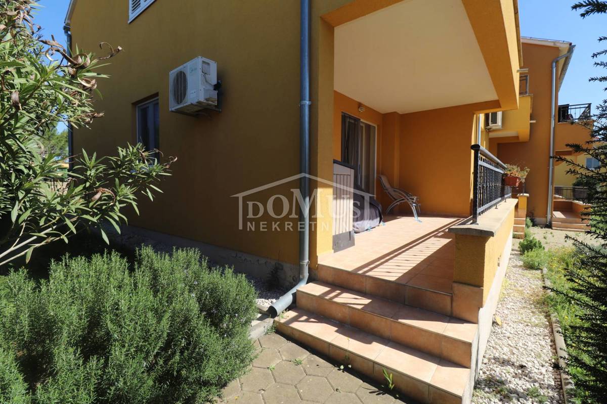 Vodice 1-soban apartman u prizemlju u sklopu zatvorenog resorta, bazen, mirna lokacija