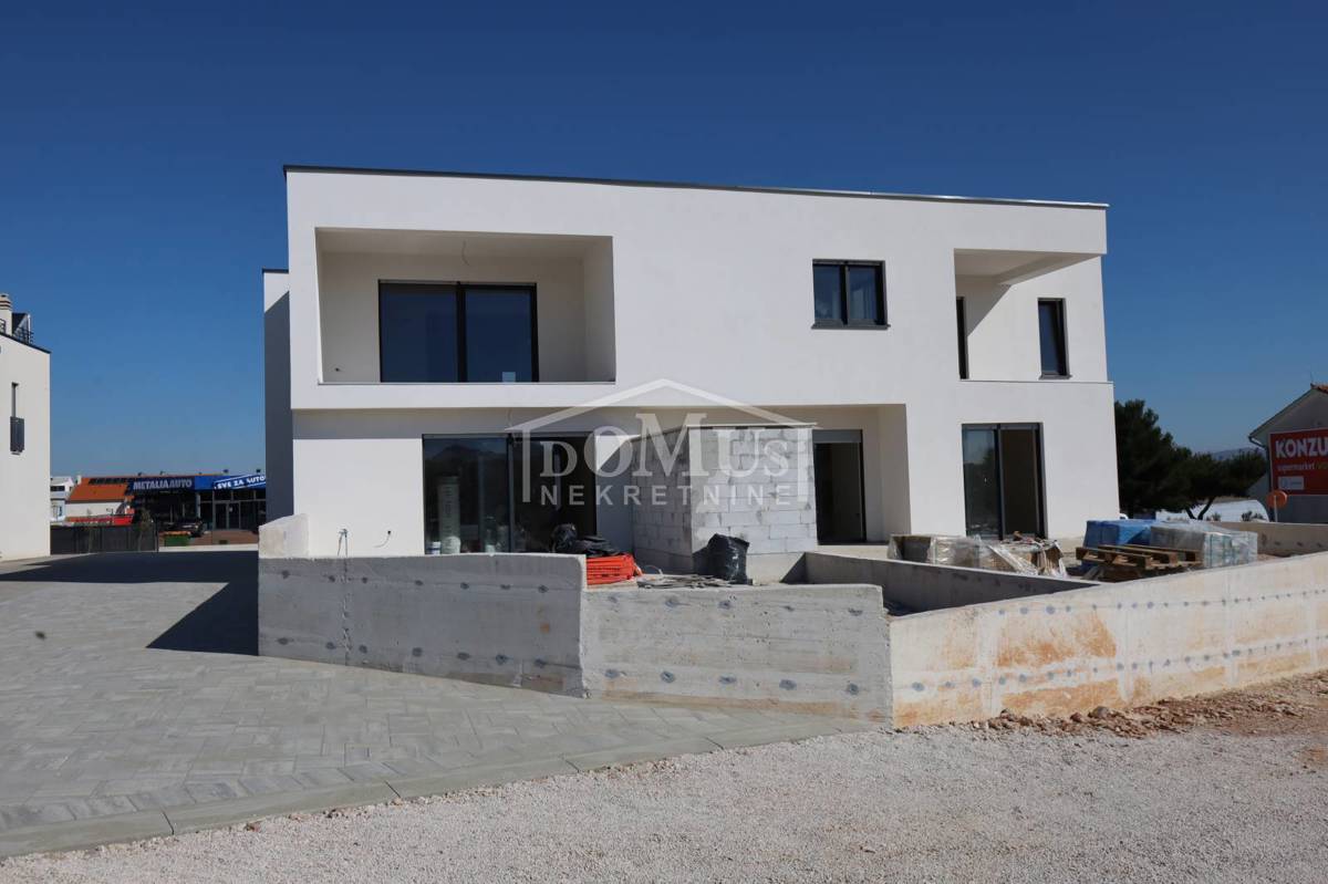 Vodice, novogradnja, komforni 2-sobni stan 98,25m2, terasa, vrt 80m2, 2 parkirna mjesta