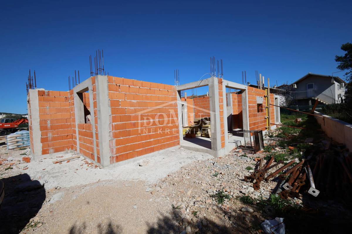 Vodice, 2-bedroom apartment with total usable area of 74,63m2 and a garden 121,22 m2