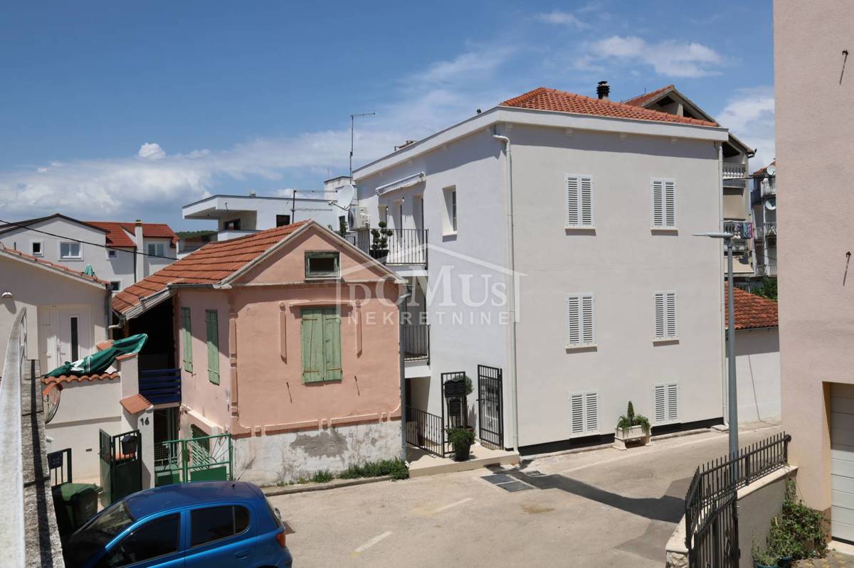 Vodice, 200m od Plave plaže, 2-sobni apartman 67,82m2, terasa, parking