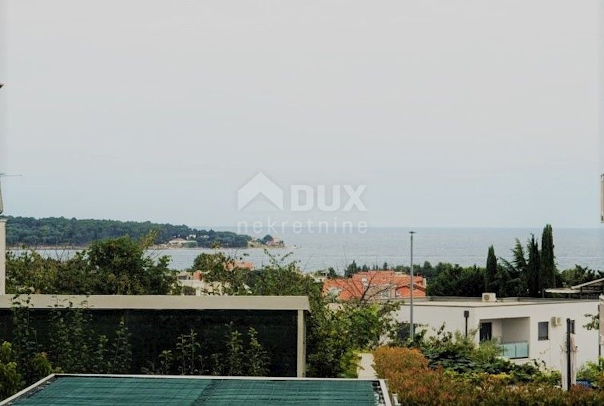 ISTRA, NOVIGRAD - Prostrani stan u prizemlju sa okućnicom, POGLED NA MORE