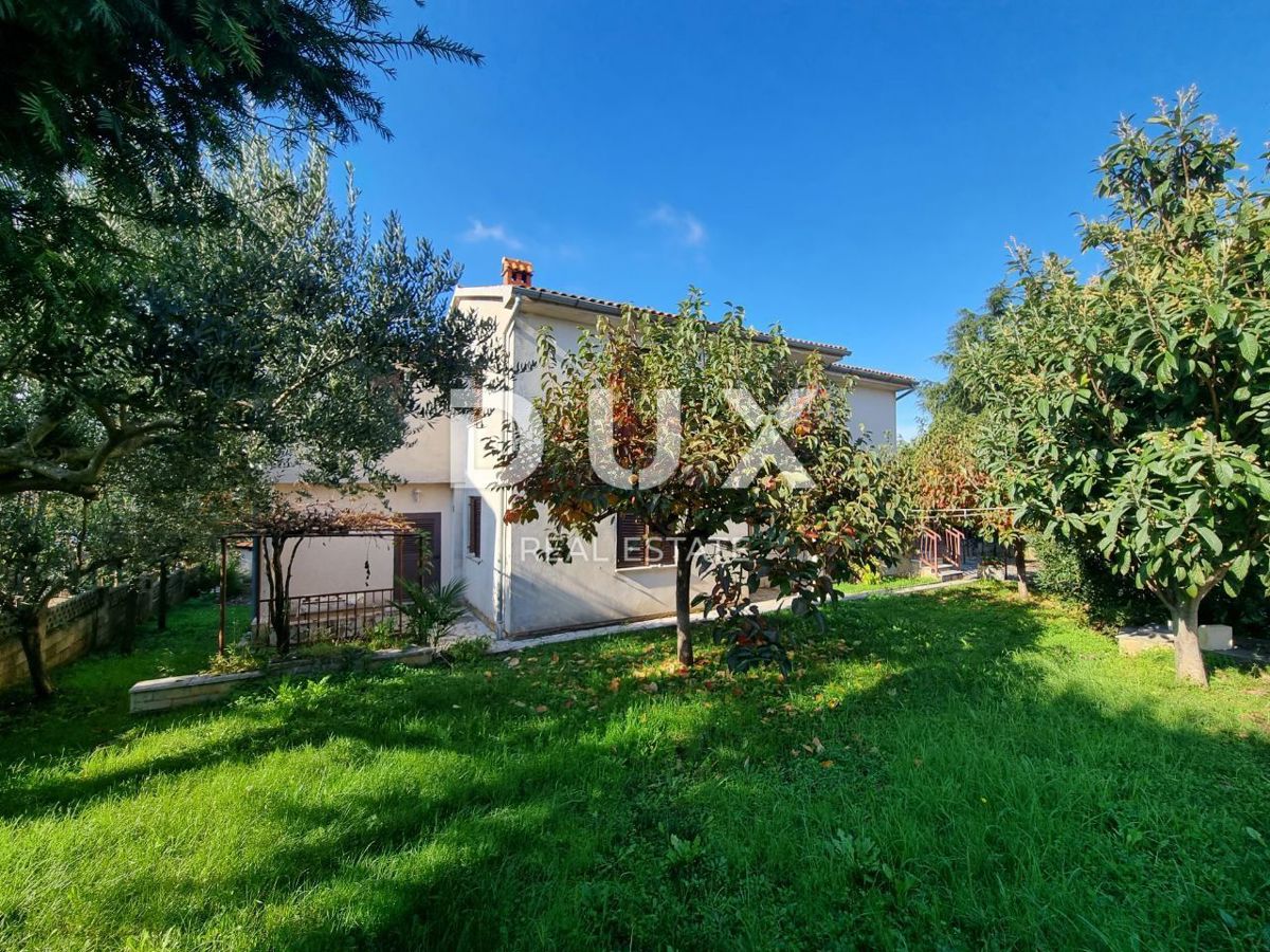ISTRIA, POREČ - A spacious house for renovation in a quiet part of town