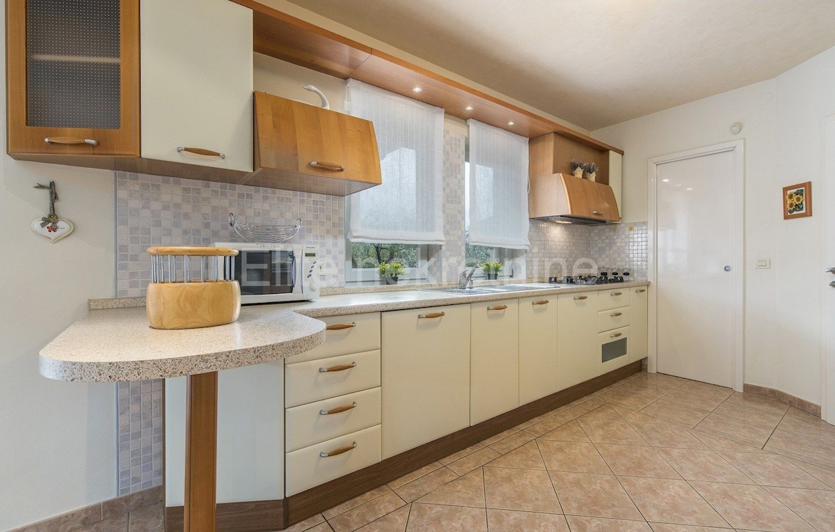 Poreč - prodaja prekrasne vile s bazenom!   