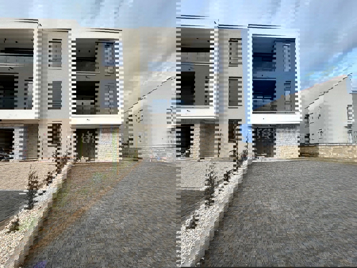 Pula, Valdebek - Kvalitetan stan u prizemlju od 72,25. Vrt 75m2.