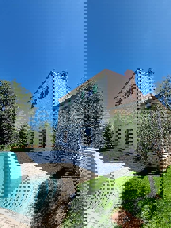 Istra, Poreč okolica - Prodaja kamene vile s bazenom u mirnom mjestu