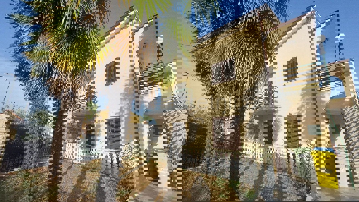 Istra, Poreč - Prodaja kuće s garažom, 820 m2 okućnica, 2000 m od mora