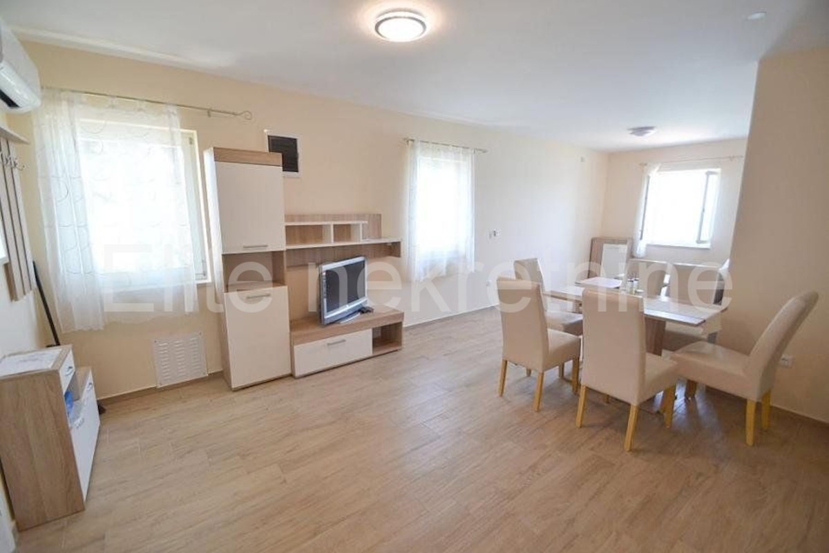 Novigrad - prodaja 2 stana u kući, 1. red do mora!