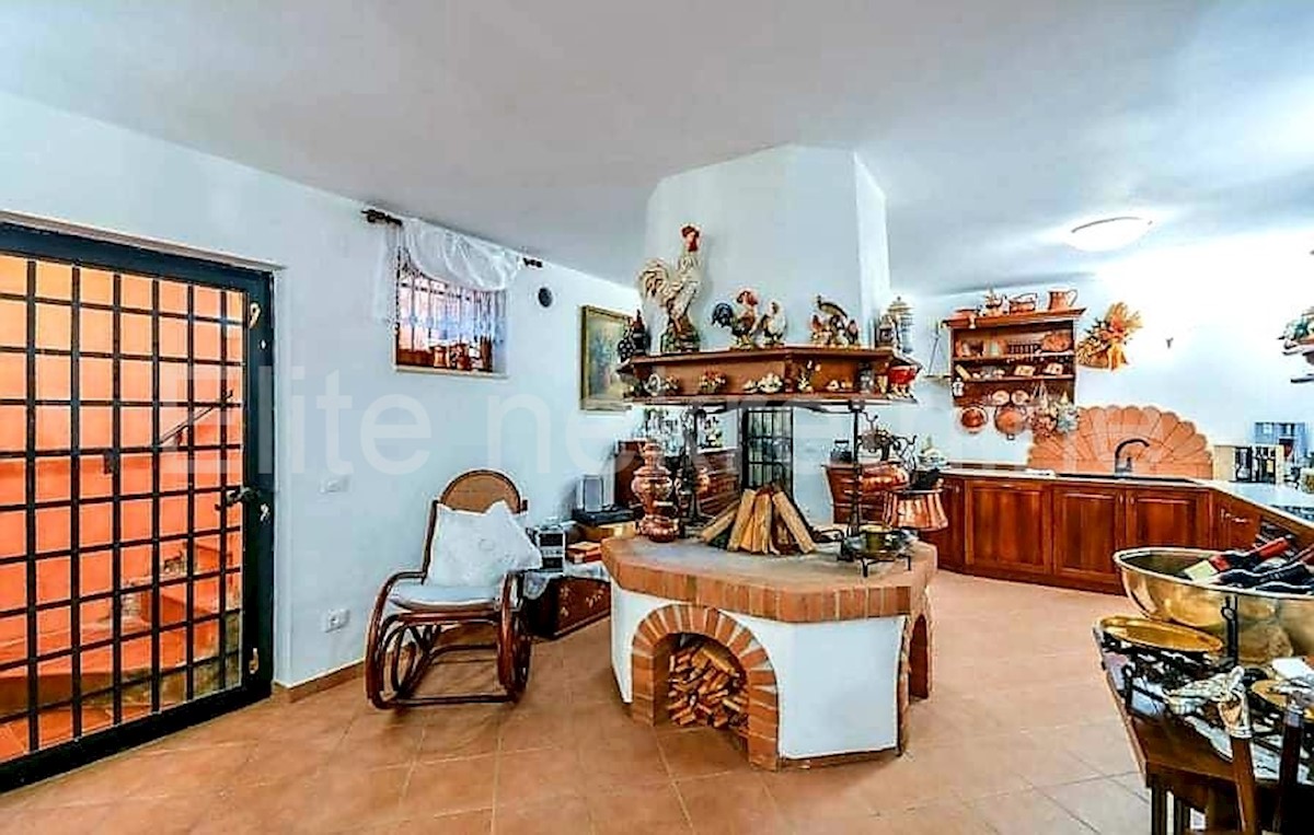 Poreč-prekrasna villa sa antiknim namještajem i panoramskim pogledom!