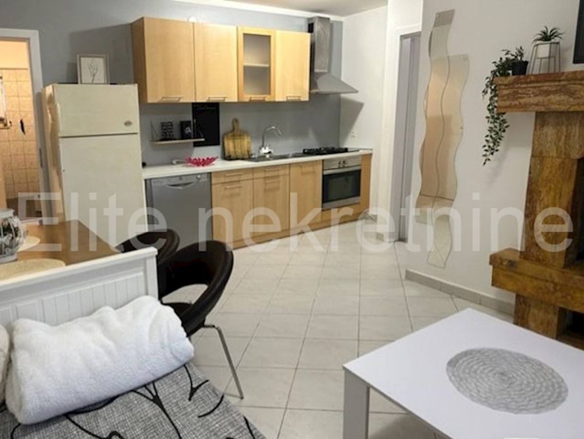 Poreč - two-room apartment with a fireplace and exit to the common yard