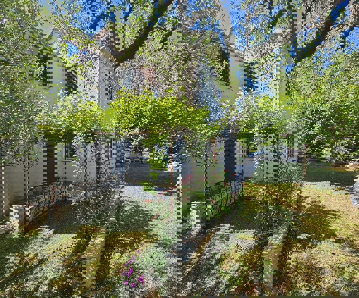 Istra Poreč - Prodaja uređene i održavane kuće sa 3 stambene jedinice