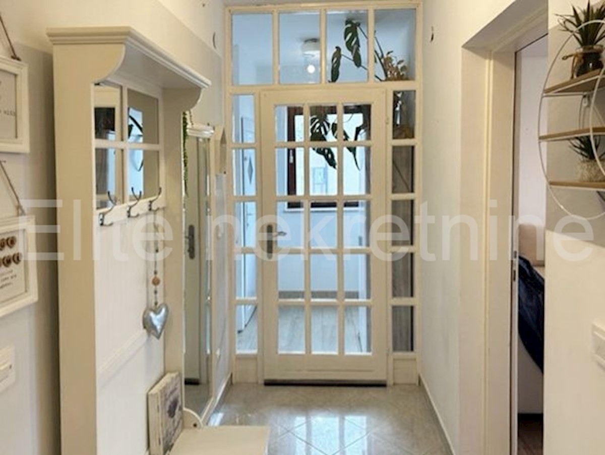 Poreč - Two-bedroom apartment with partial sea view