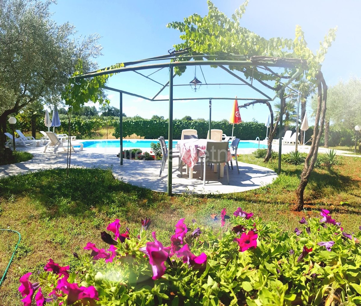 Poreč - pansionski objekt sa restoranom i bazenom!