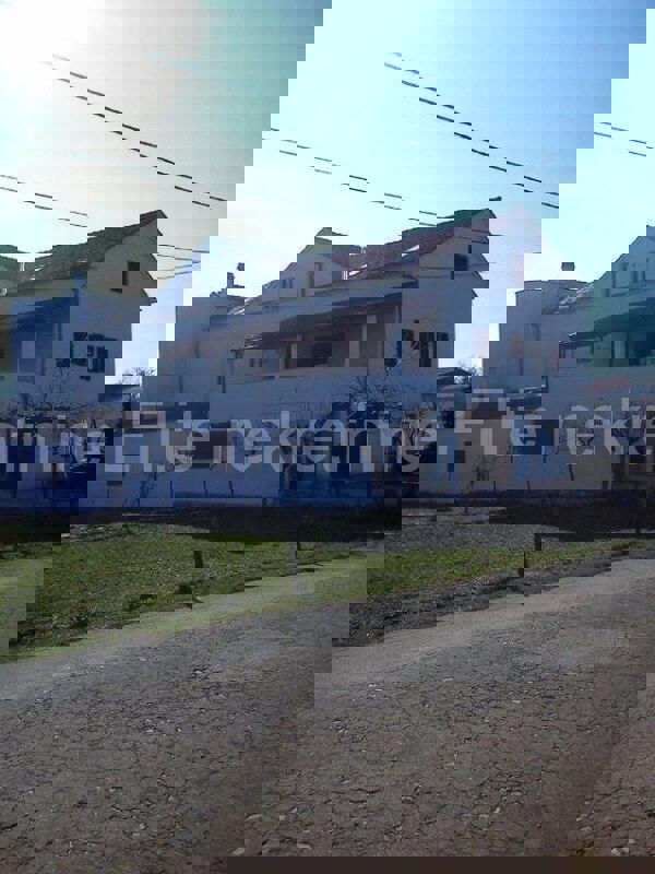 Baderna - prodaja kuće 1000 m2 sa 6 stambenih jedinica, parcela 1400 m2