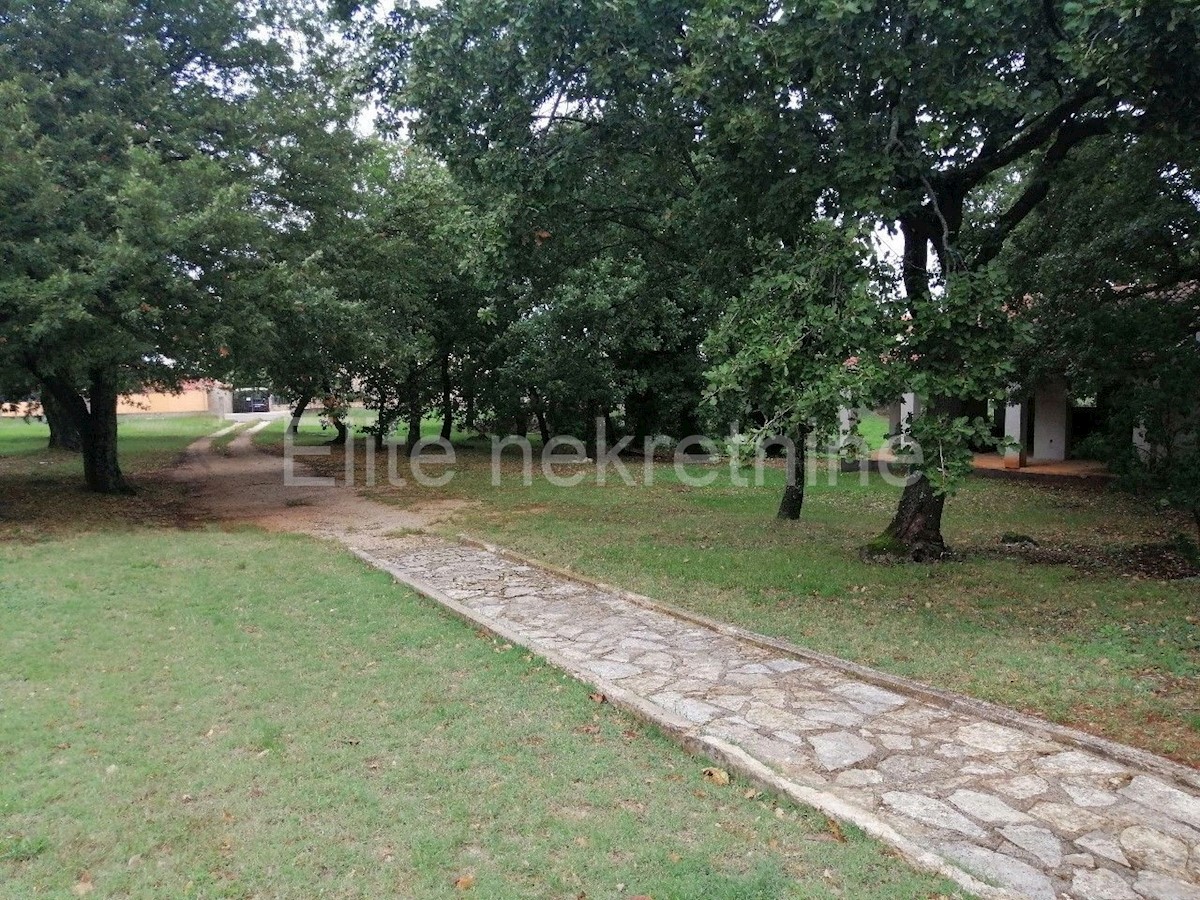 Poreč - vrhunska nekretnina - teren sa projektom!