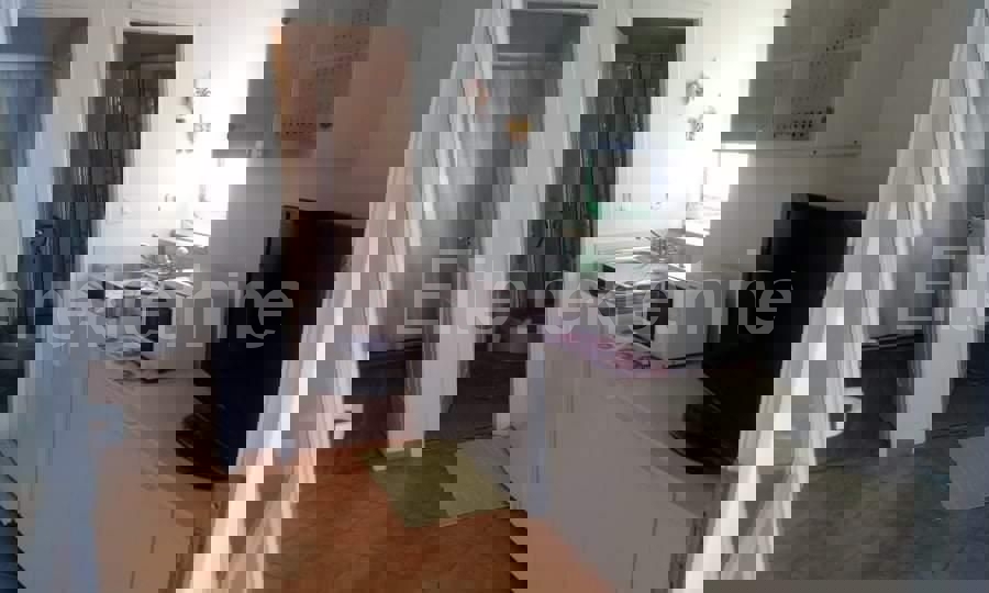 Poreč, višestambena samostojeća kuća s bazenom - PRILIKA!!