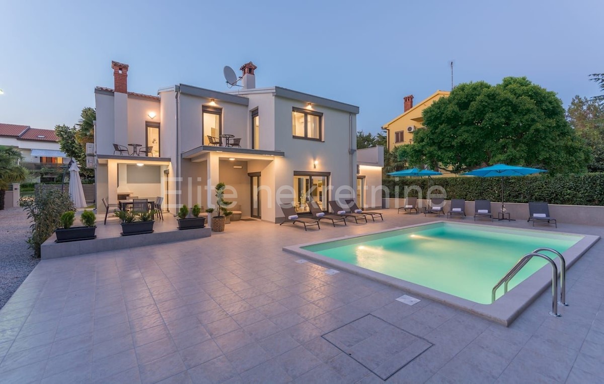 Poreč - moderna vila sa bazenom u blizini mora!