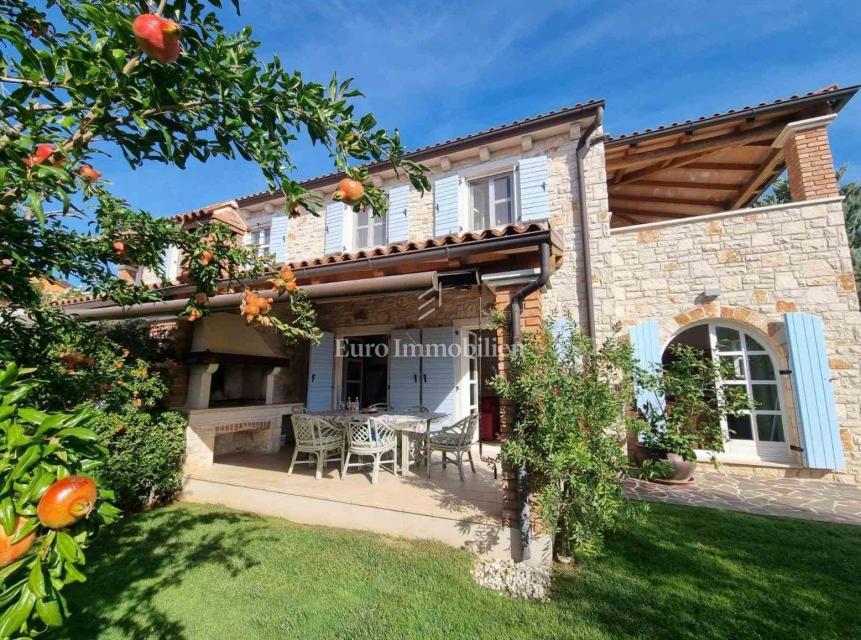 Družinska hiša dvojček z bazenom, 1 km od morja