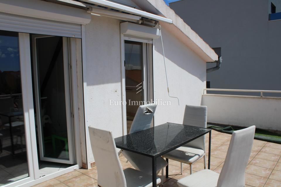 Vodice - stan na dobroj lokaciji