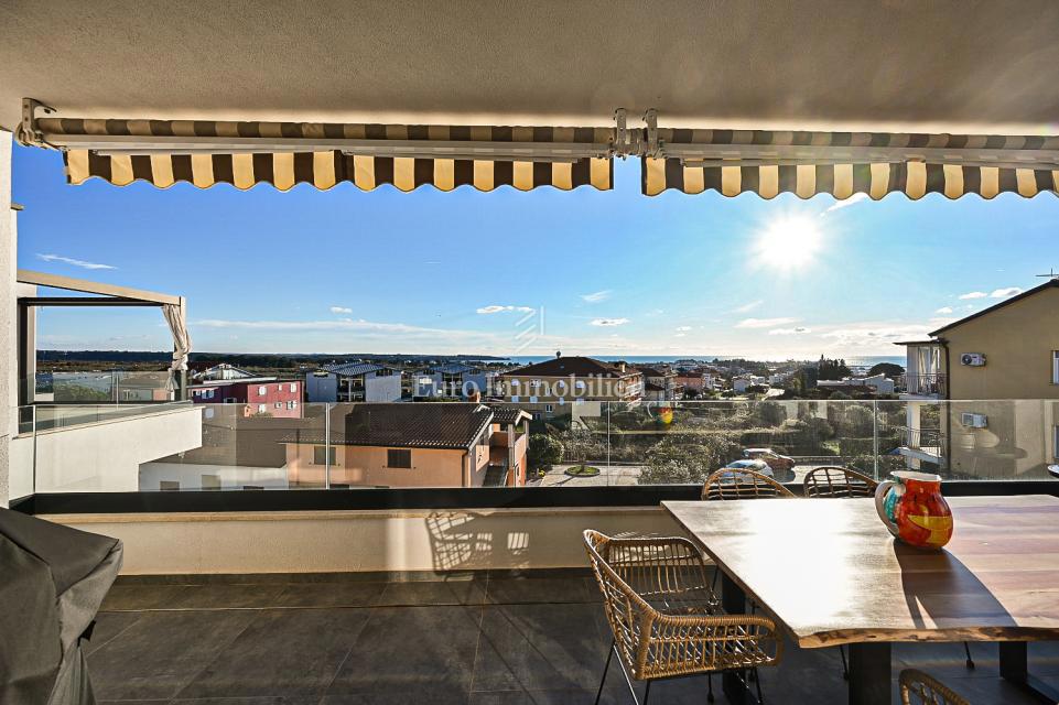 Novigrad - prostrani stan s pogledom na more