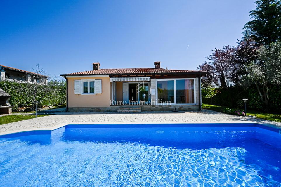 Okolica Poreča - hiša z ogrevanim bazenom