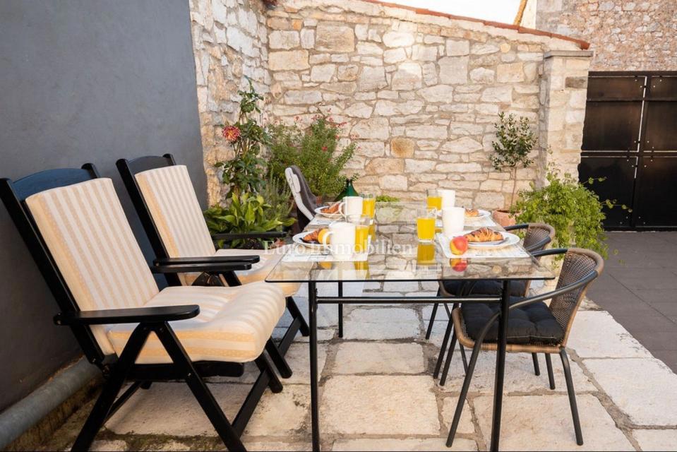 POREČ! Očarljiva kamnita hiša z dvema apartmajema