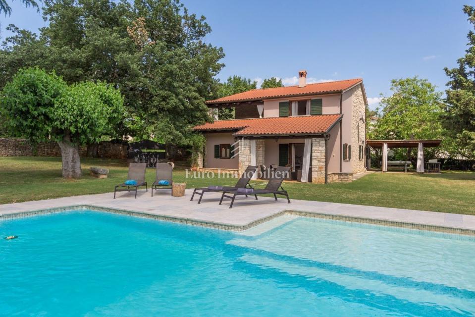 Okolica Poreča, lepa kamnita hiša z bazenom