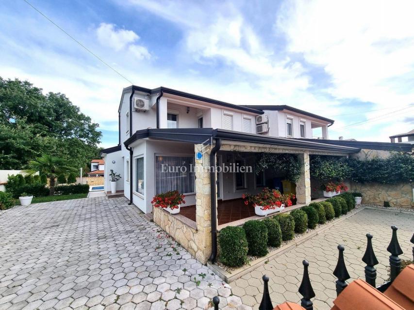 POREČ!!! Dvojček z bazenom, 5 km od centra mesta