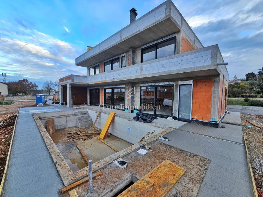 POREČ OKOLICA - moderna vila s strešno teraso, pogled na morje