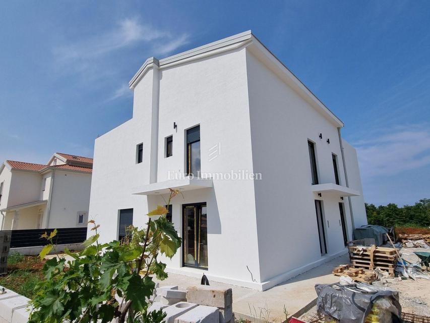 POREČ!!! Dvojček z 200 m2 vrta, 3 km od morja