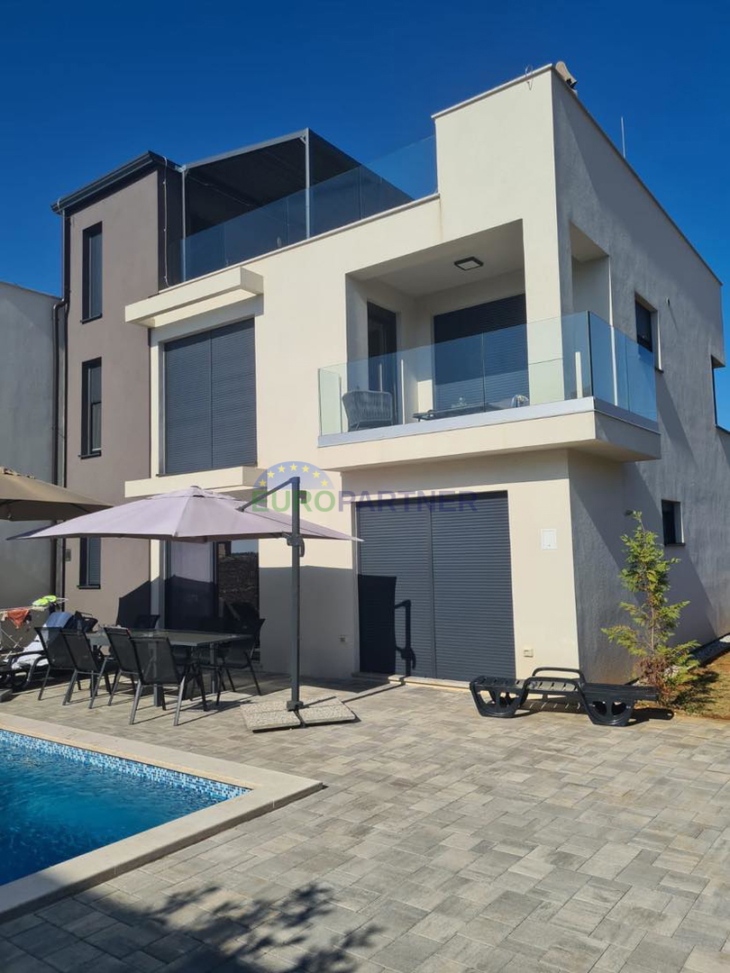 Moderna novoizgrađena kuća sa 2 stana i bazenom, Poreč okolica