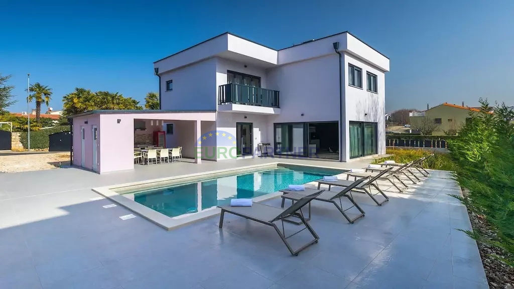 Modern villa 800m from the sea in Poreč
