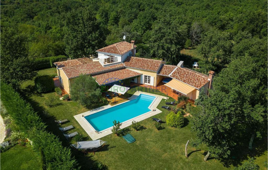 Villa with a beautiful large garden and on the edge of nature, Poreč, surroundings