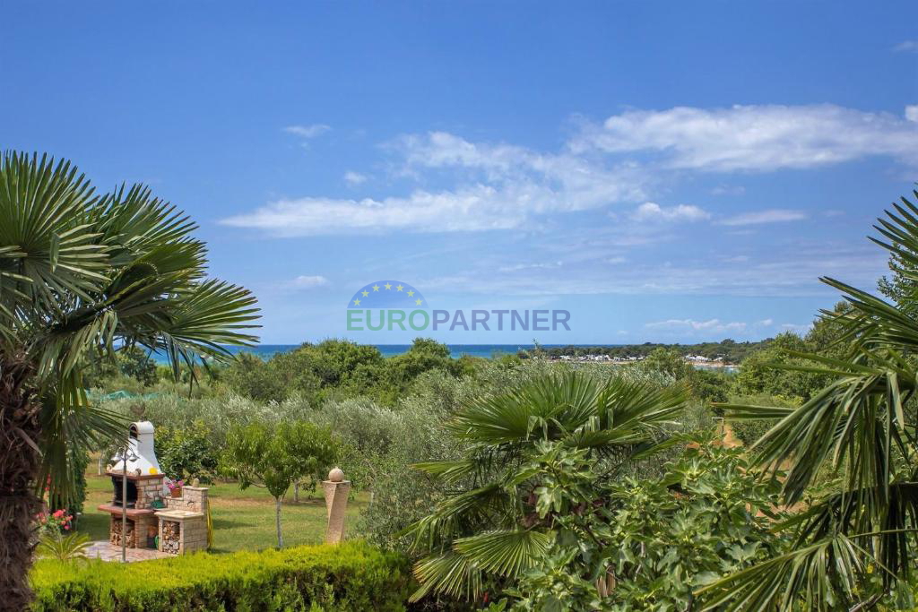 Flat + 2 apartments with a garden 300m from the sea, Poreč