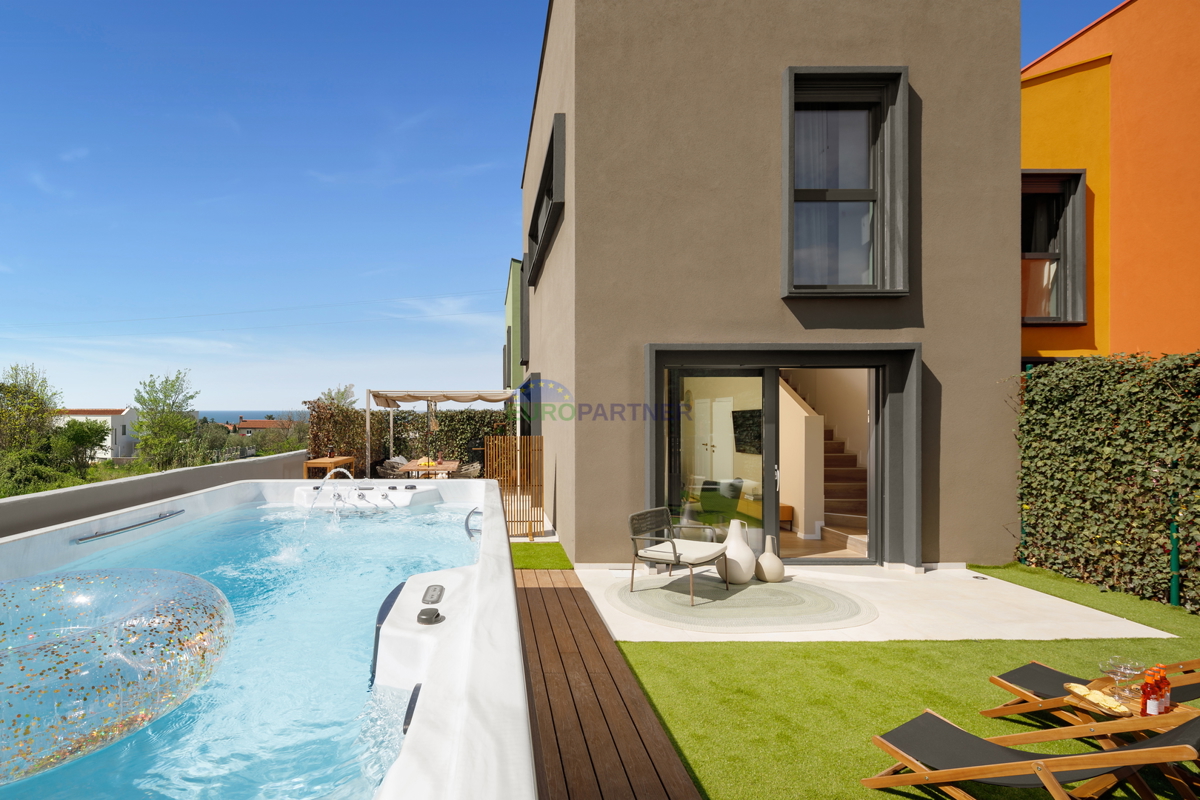 Istria, Poreč, a beautiful house last in a row near the sea and the city