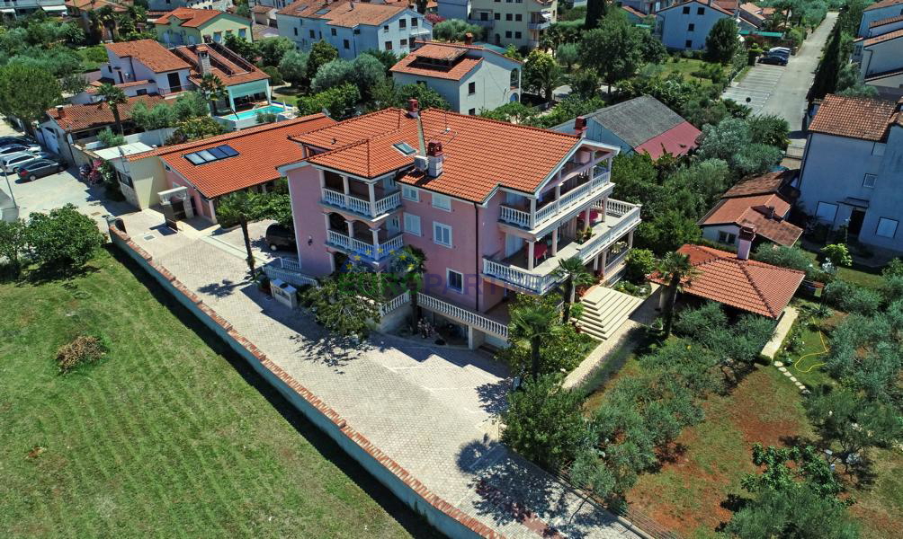 Prilika za investitore!  Velika kuća s apartmanima 300m od plaže