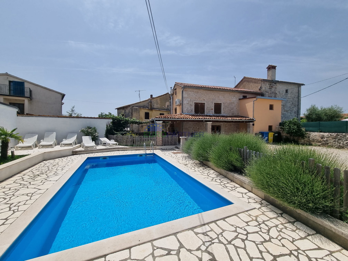 Kamena kuća sa bazenom