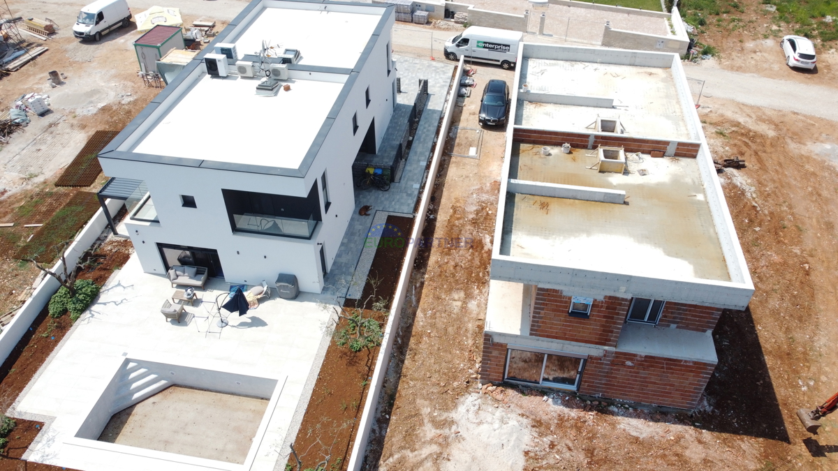 POREČ - KUĆA U IZGRADNJI SA BAZENOM NA DOBROJ LOKACIJI