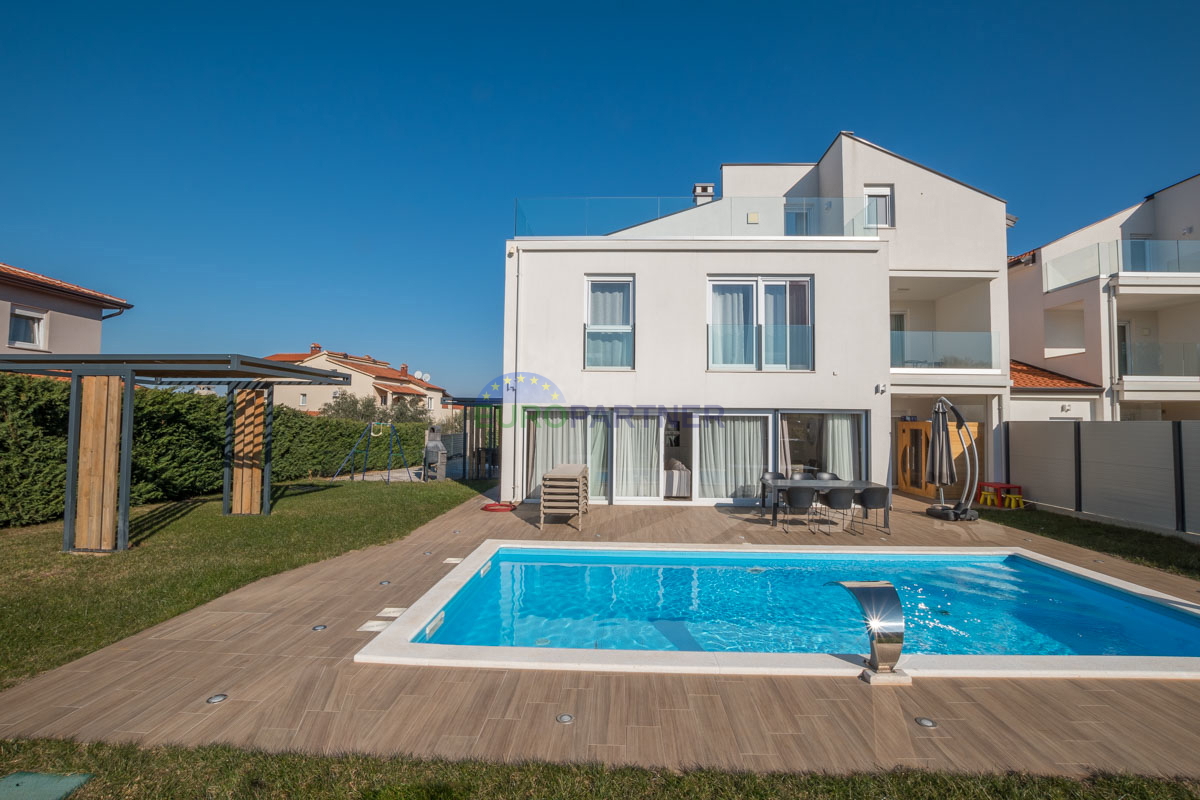 Dizajnerska vila s pogledom na more i prirodu, Poreč, 2km od mora