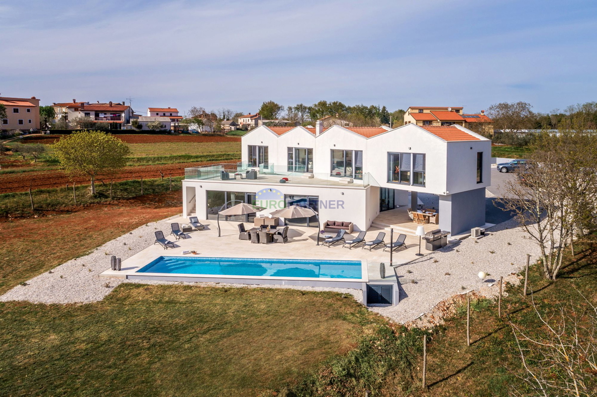 Luxury villa with 6000m2 of yard, vicinity of Poreč