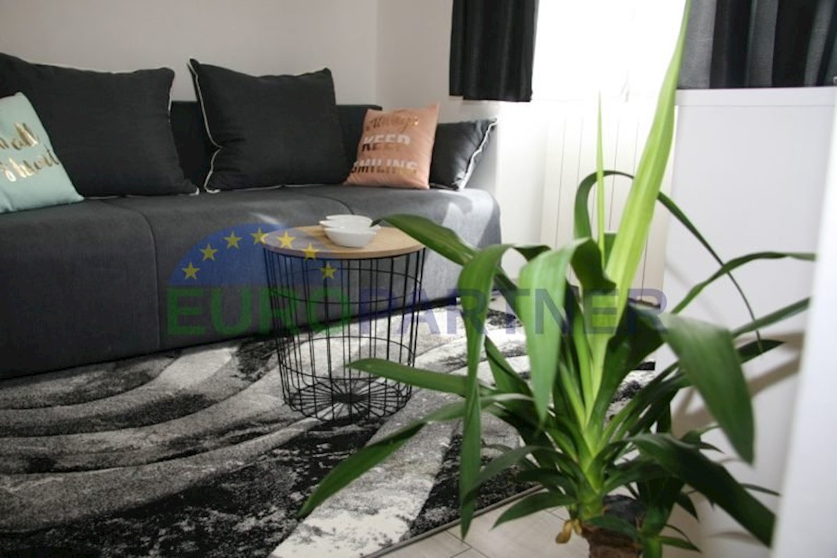 Pula centar - prodaja stana 120 m2 sa posebnim apartmanom i parkirnim mjestom