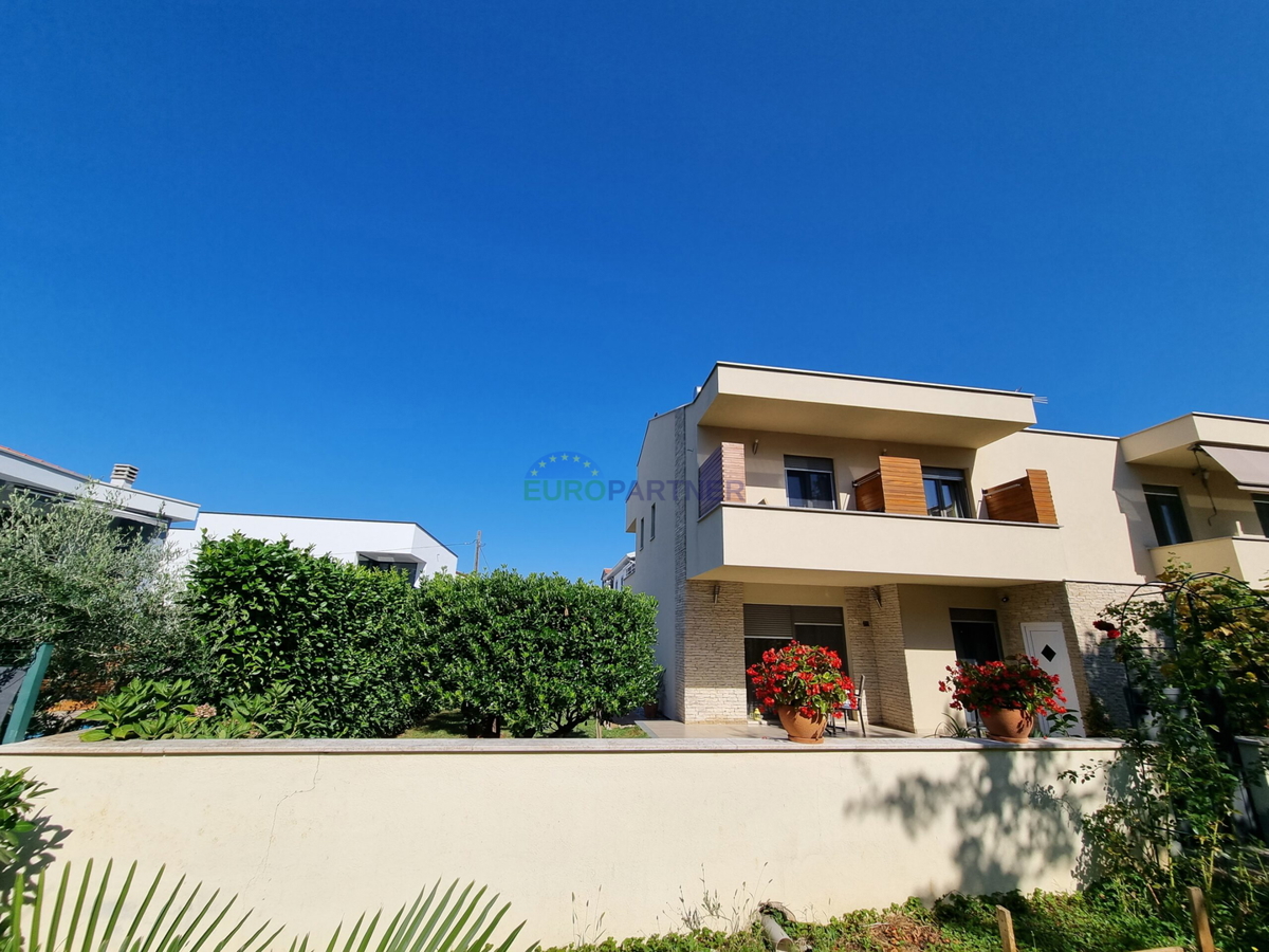 Dvojna kuća sa dva stana u blizini centra Poreča