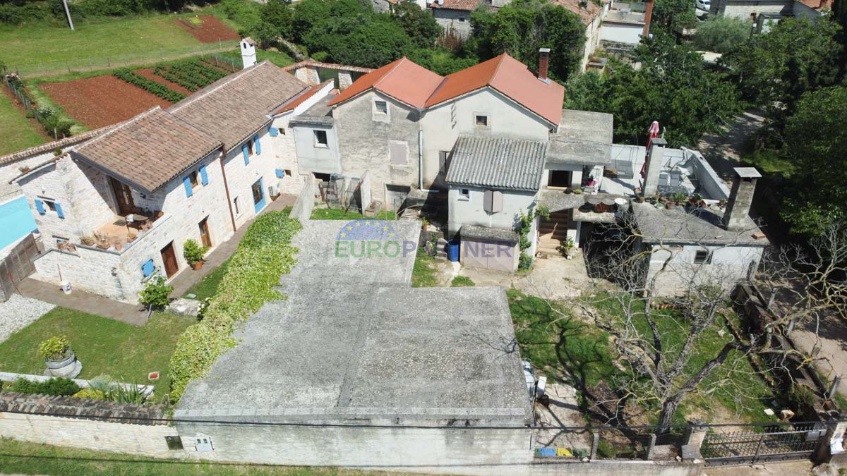Poreč area, house for renovation with building permit and project
