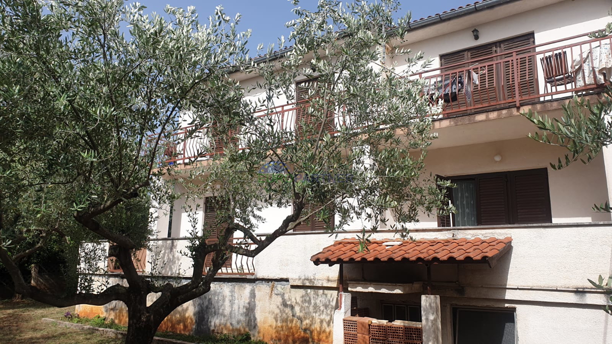 Kuća sa dva stana i studio apartmanom u blizini Poreča