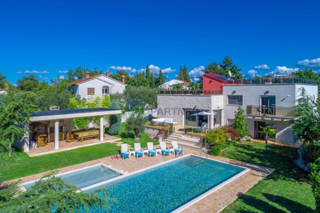 Eleganta vila s velikim vrtom(1.444m2) i bazenom (91m2)