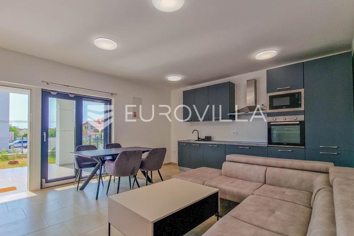 Novigrad, stan s vrtom 500 m od mora, parking, S2