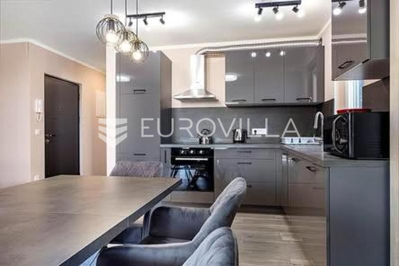 Istra, Poreč - moderni trosobni stan u novogradnji, prostrana terasa, jacuzzi, 2.kat, NKP 80.27m2
