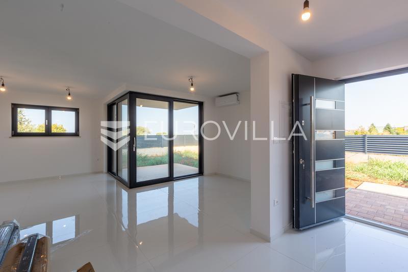 Istria, Poreč, three bedroom apartment NKP 106 m2 with a garden and parking